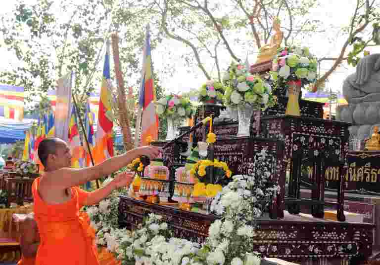 “ขอเชิญร่วมเป็นเจ้าภาพมหาทานบารมีอันยิ่งใหญ่ ทำบุญตักบาตร ถวายภัตตาหาร น้ำปานะ และปัจจัย ๔ แก่พระวิปัสสนาจารย์ และพระนิสิต จำนวน ๔๒๐ รูป”