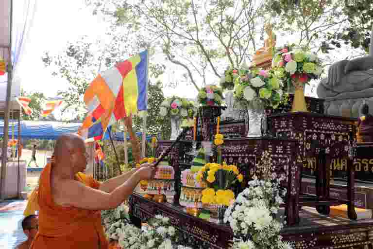 “ขอเชิญร่วมเป็นเจ้าภาพมหาทานบารมีอันยิ่งใหญ่ ทำบุญตักบาตร ถวายภัตตาหาร น้ำปานะ และปัจจัย ๔ แก่พระวิปัสสนาจารย์ และพระนิสิต จำนวน ๔๒๐ รูป”