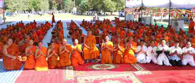 “วิทยาลัยสงฆ์ร้อยเอ็ดจัดพิธีพระพุทธมนต์ เจริญจิตภาวนา ทำบุญตักบาตร ถวายเป็นพระราชกุศล และพิธีปิดโครงการปฎิบัติวิปัสสนากัมมัฏฐานประจำปี ๒๕๖๒”