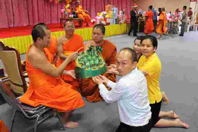 “สำนักงานวิทยาลัยวิทยาลัยสงฆ์ร้อยเอ็ดสวัสดีปีใหม่และขอพรเนื่องในเทศกาลขึ้นปีใหม่”